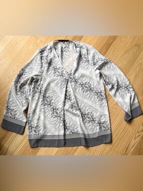 Rose & Olive Gray Printed Blouse M Flowy V Neck Boho Chic Top